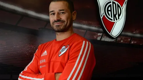 Rodrigo Mora se dio una vuelta por el estadio Monumental.