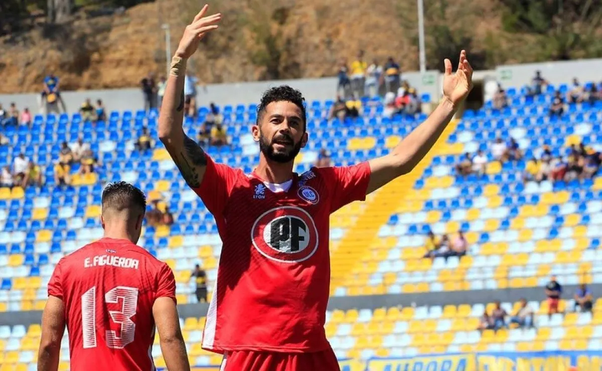Larrondo gritando un gol para Unión La Calera.