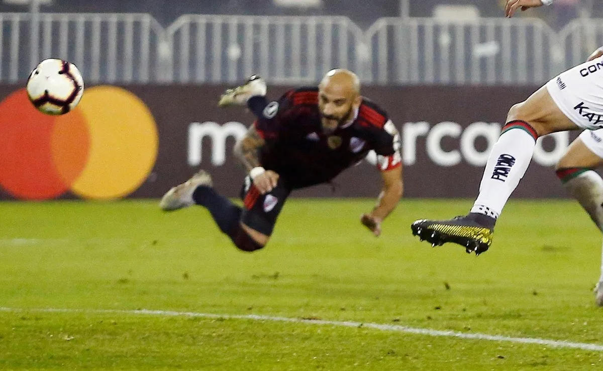 El defensor de River conectó un centro de Fernández para clavar la pelota en el segundo palo.