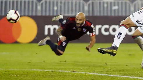 El defensor de River conectó un centro de Fernández para clavar la pelota en el segundo palo.