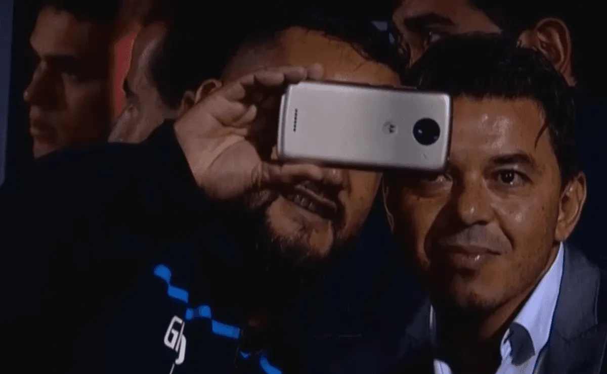 Antes de comenzar el encuentro entre River y Argentino de Merlo, un utilero rival se acercó al banco.