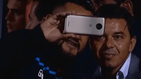 Antes de comenzar el encuentro entre River y Argentino de Merlo, un utilero rival se acercó al banco.