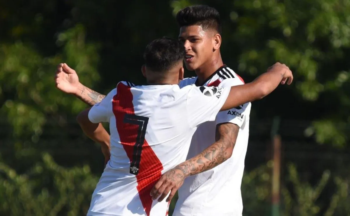 El colombiano marcó un gran tanto desde afuera del área.