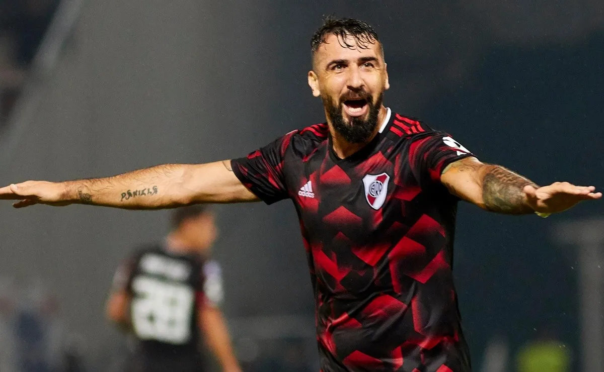 River se enfrenta ante Argentino de Merlo en el estadio Padre Martearena.