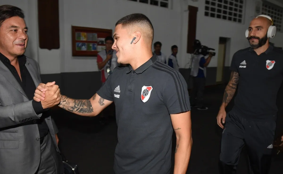 Pedido y seguido de cerca en todo momento por Gallardo, Juan Fernando Quintero.