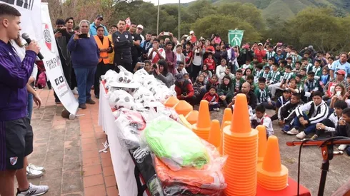 Julián Álvarez, acompañado de diferentes autoridades del club de Núñez.