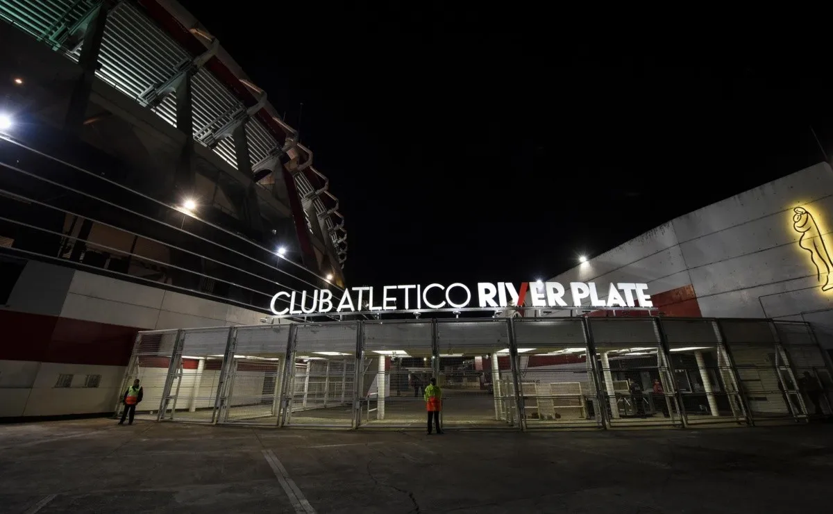 La puerta principal del estadio Monumental.