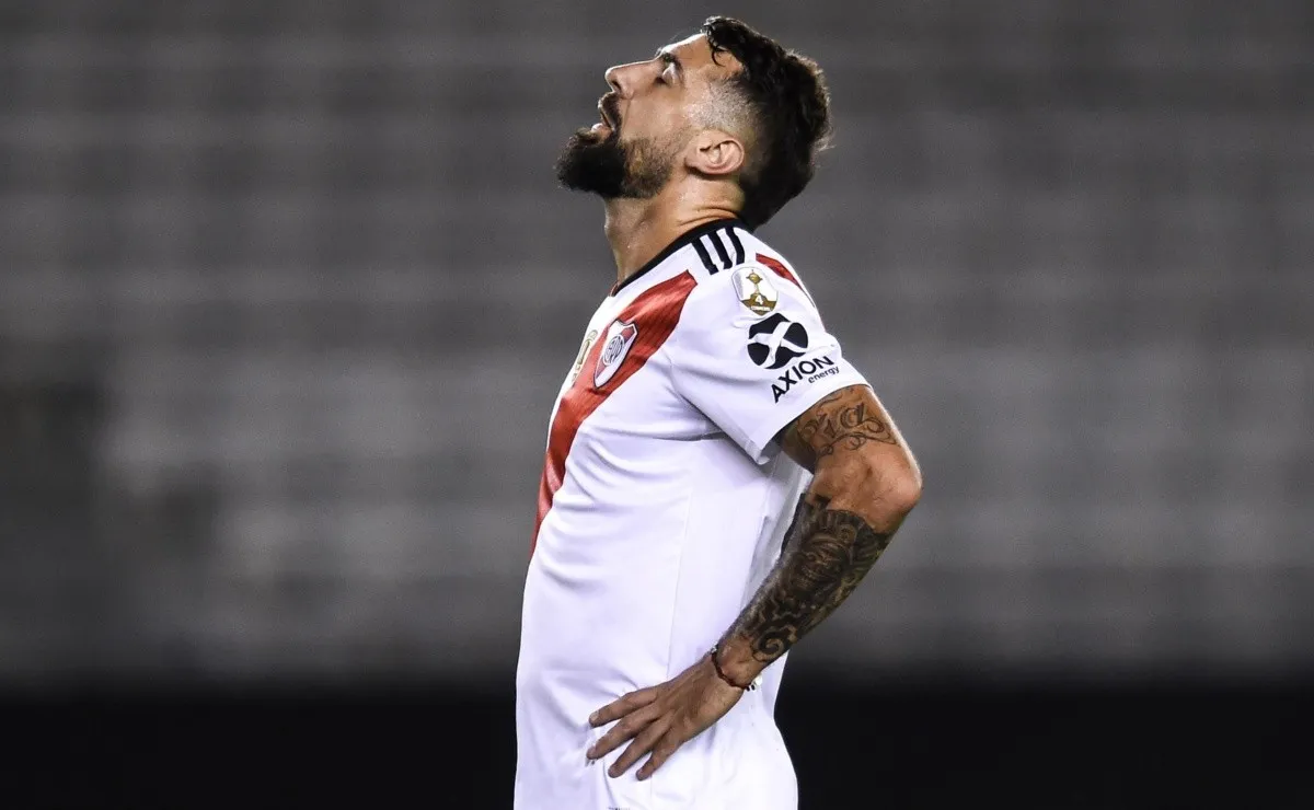 Pratto se lamenta por el penal fallado ante Alianza Lima.