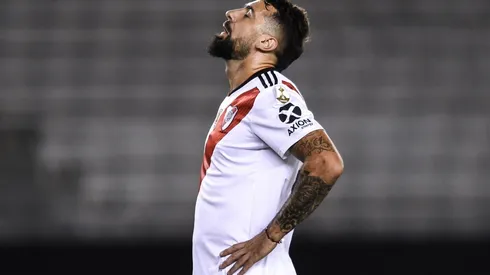 Pratto se lamenta por el penal fallado ante Alianza Lima.