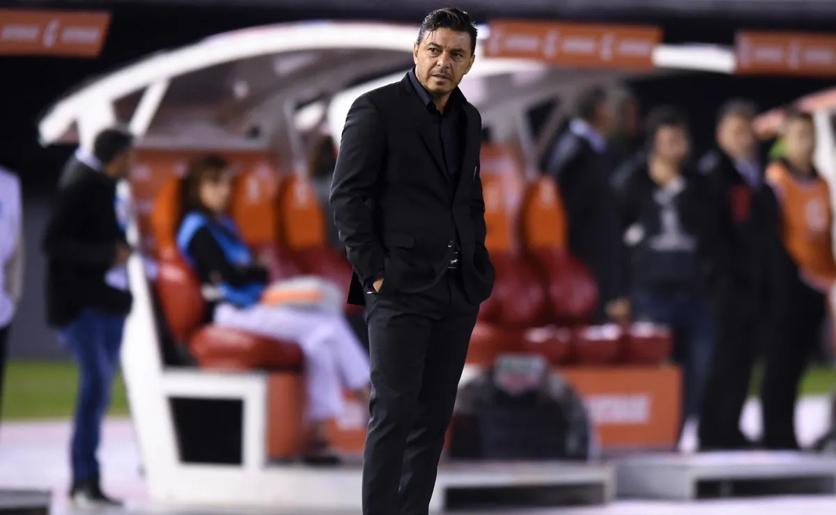 Gallardo, en el banco de suplentes, durante River - Alianza Lima.