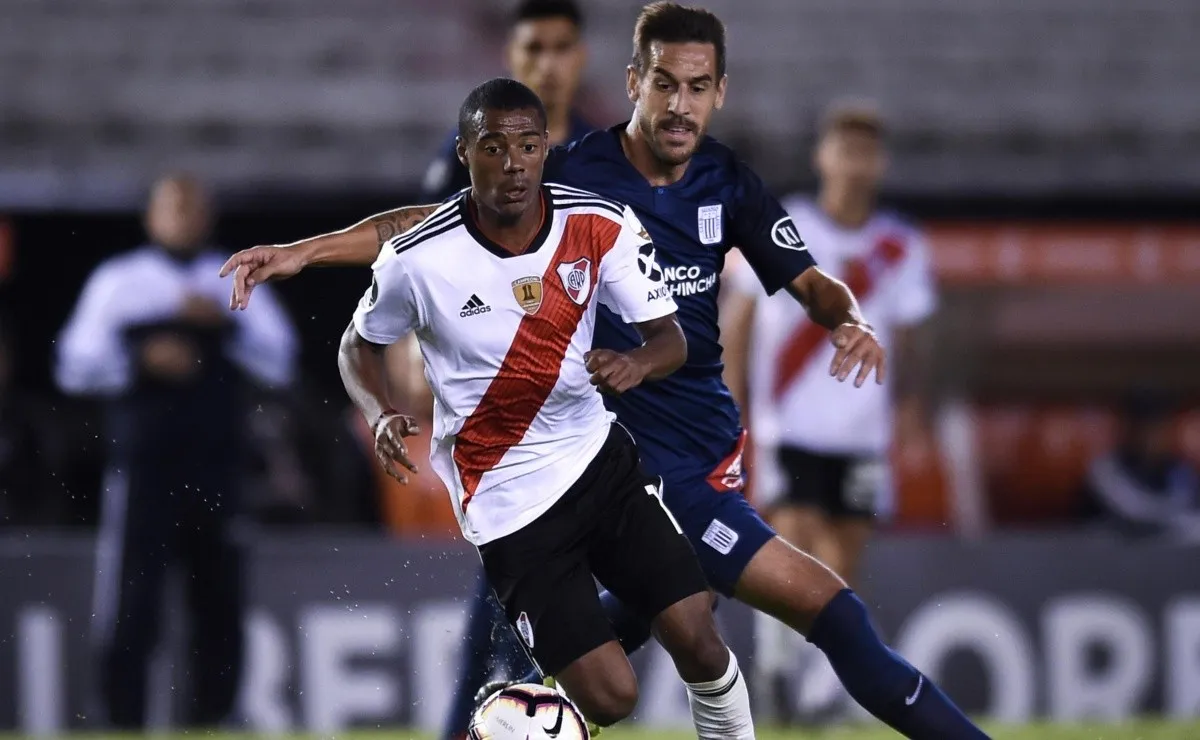 De La Cruz es perseguido por un hombre de Alianza Lima.