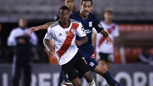 De La Cruz es perseguido por un hombre de Alianza Lima.