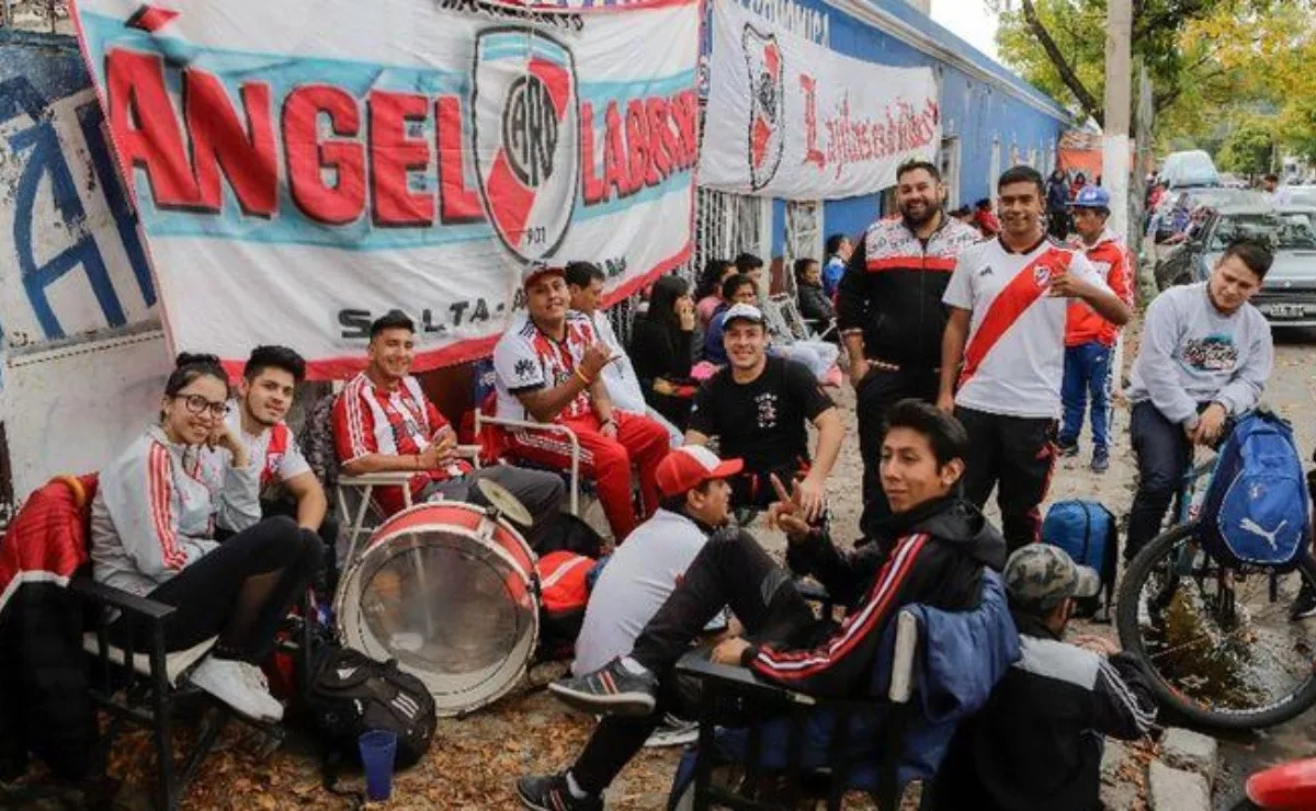 Muchísimos hinchas acamparon desde la noche del miércoles para conseguir su entrada.