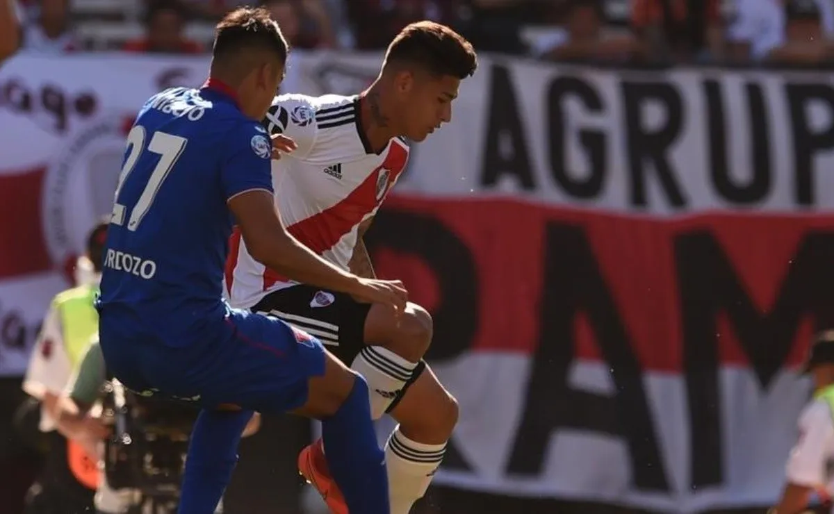 Carrascal controla una pelota ante Tigre.