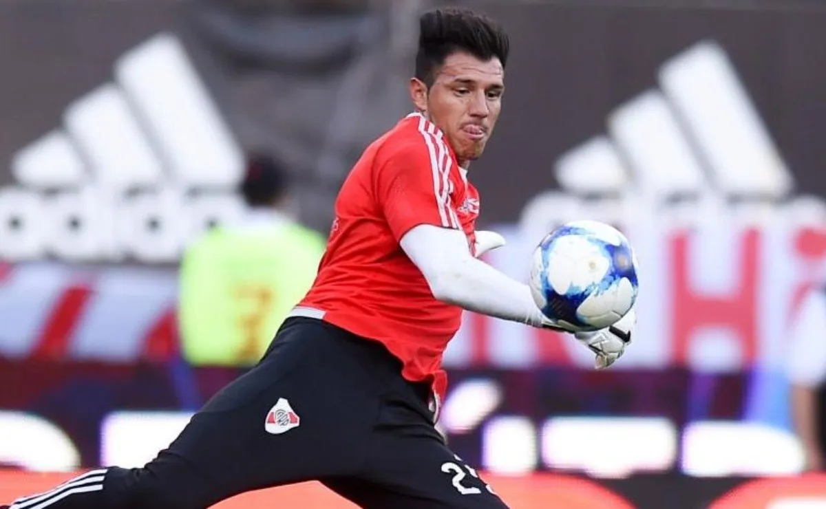 Bologna atajando con la camiseta de River.