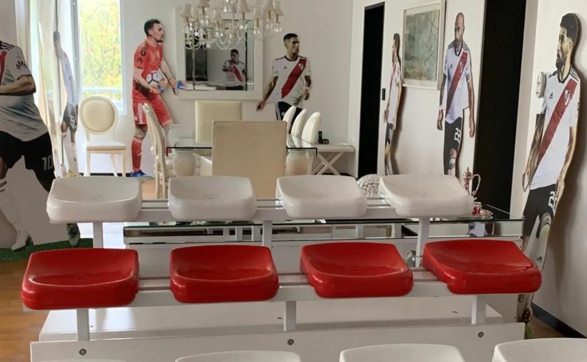 La mini platea que puso Fernando en su living, y detrás algunas de las gigantografías que lo ambientarán para siempre