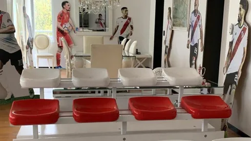 La mini platea que puso Fernando en su living, y detrás algunas de las gigantografías que lo ambientarán para siempre