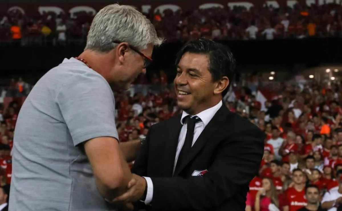 Marcelo Gallardo siendo saludado por el DT de Inter Odair Hellman.
