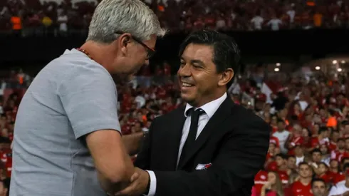 Marcelo Gallardo siendo saludado por el DT de Inter Odair Hellman.