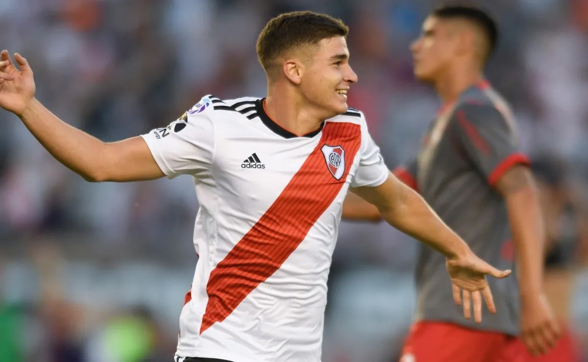River se enfrenta a Tigre en el estadio Monumental.