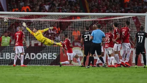 El derechazo de Nicolás De La Cruz que se colgó de un ángulo en Porto Alegre