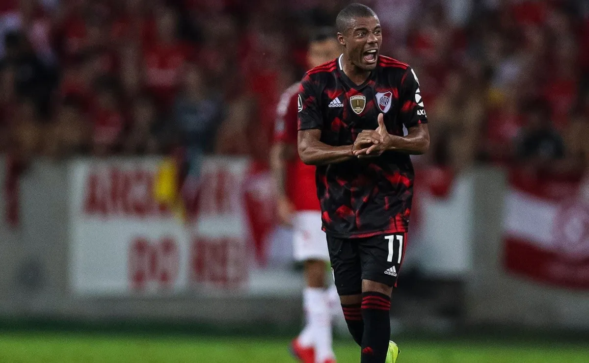 De La Cruz grita el golazo de tiro libre ante Inter de Porto Alegre.