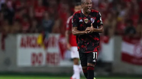 De La Cruz grita el golazo de tiro libre ante Inter de Porto Alegre.