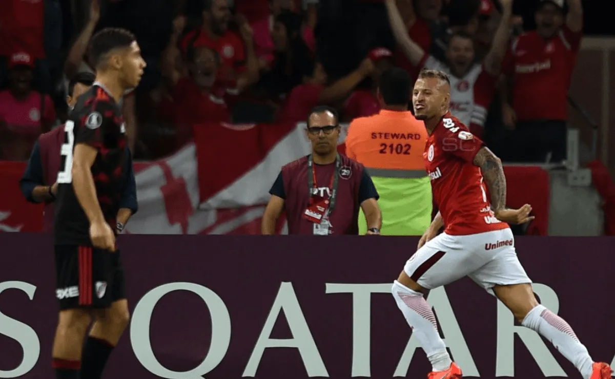 Nicolás López le sacó la lengua a Gonzalo Montiel en el primer gol de Inter.