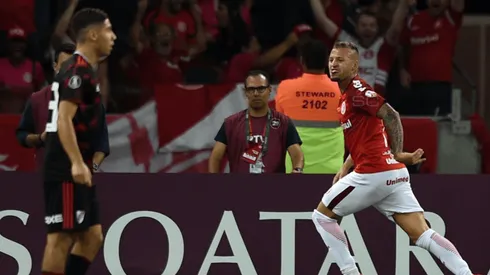 Nicolás López le sacó la lengua a Gonzalo Montiel en el primer gol de Inter.