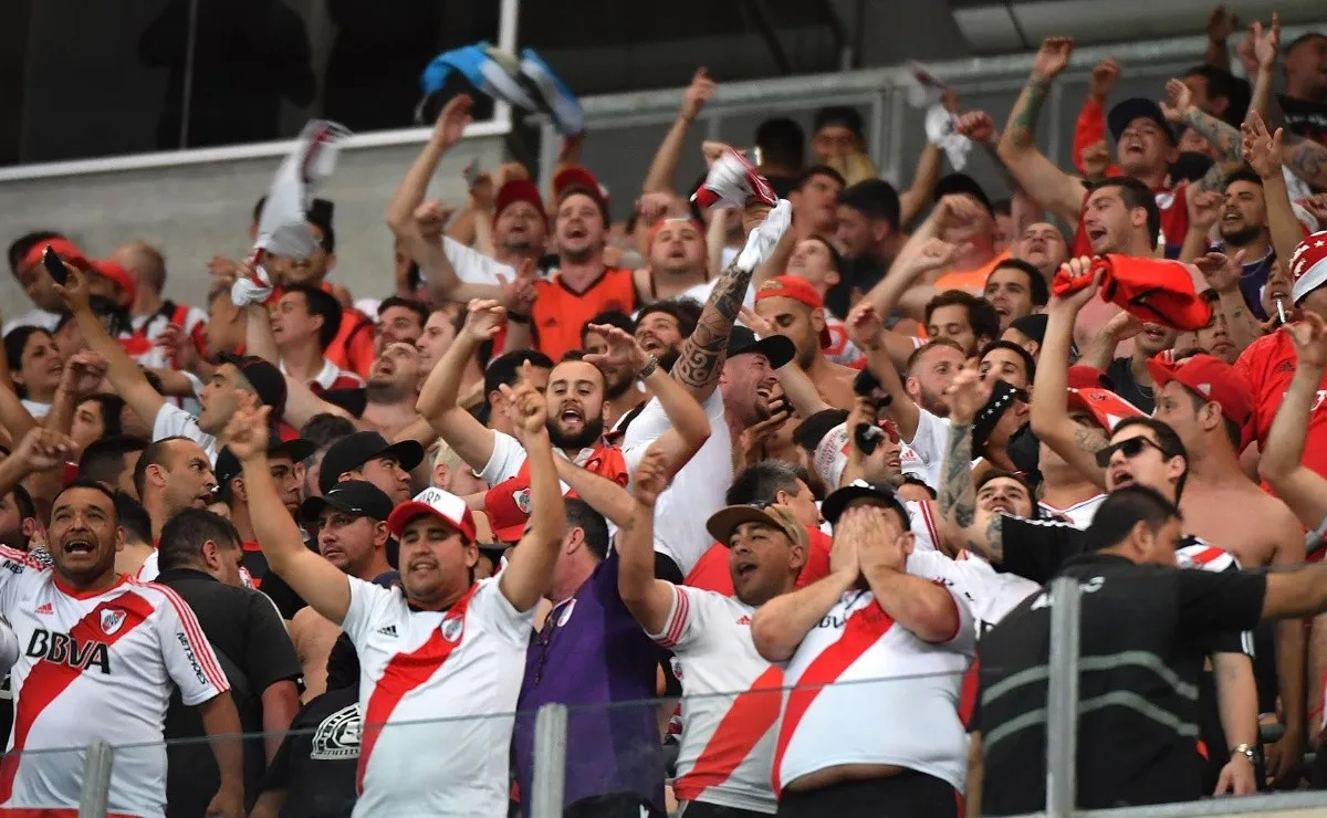 Así festejaban los hinchas de River en la última visita oficial a Porto Alegre, con la clasificación a la final luego de vencer a Gremio