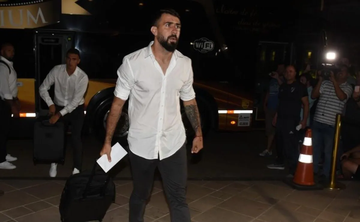Lucas Pratto luego de arribar al hotel donde se hospeda River en Porto Alegre.