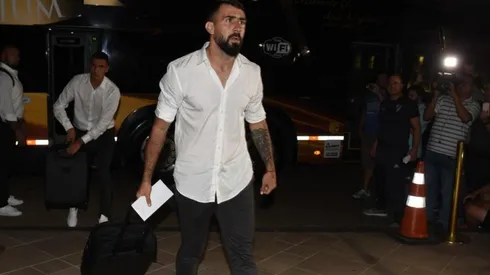Lucas Pratto luego de arribar al hotel donde se hospeda River en Porto Alegre.