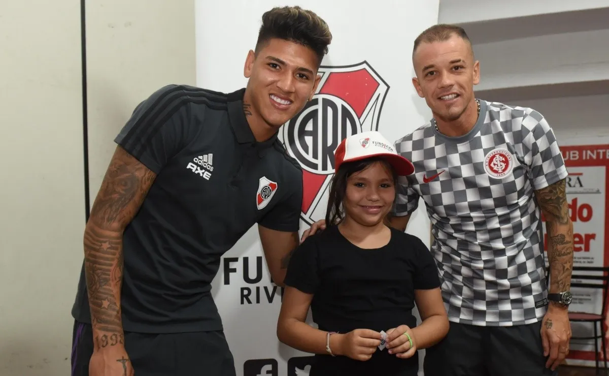 El jugador de Inter y el club de Núñez entregaron materiales deportivos.