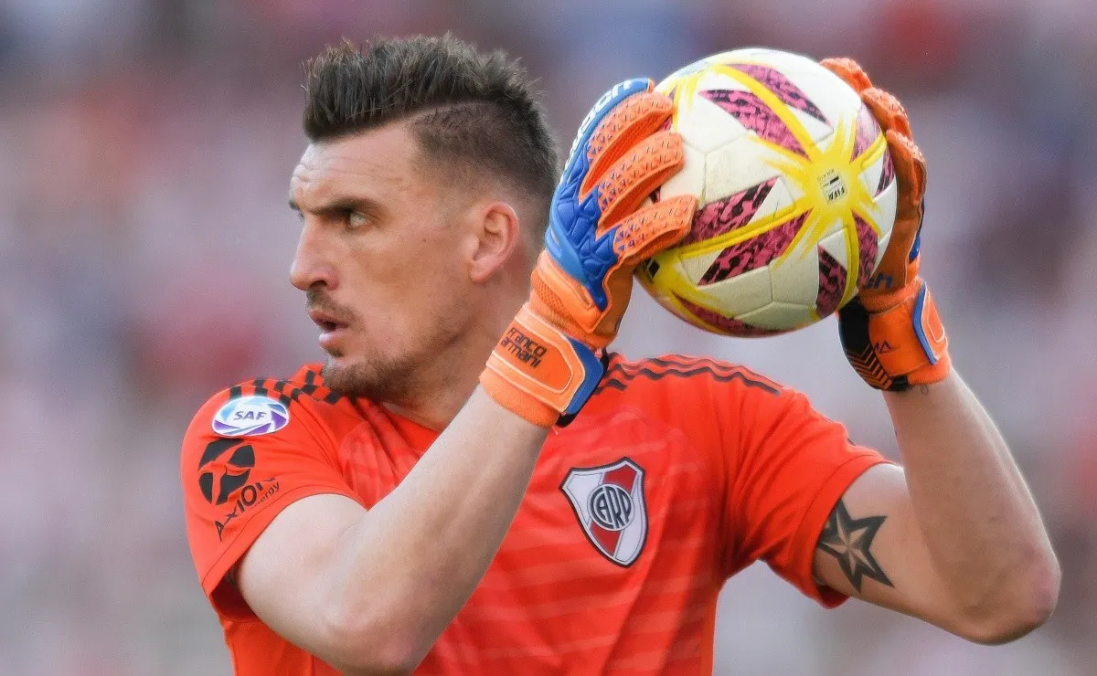 River se enfrenta a Talleres en el estadio Mario Alberto Kempes.
