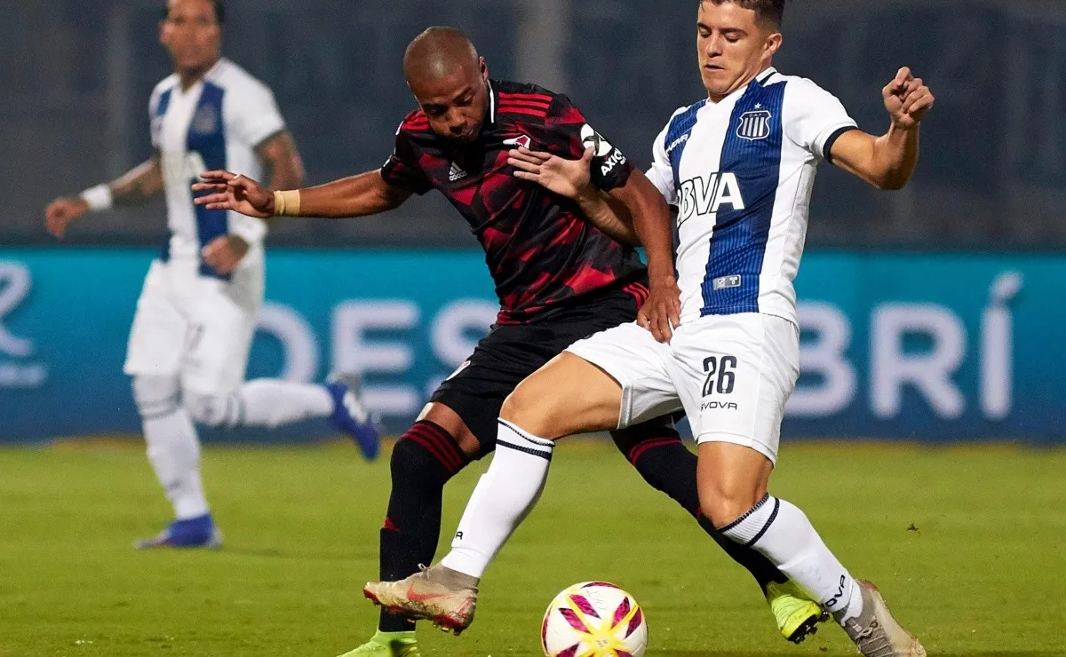 El uruguayo recibió la primera tarjeta roja de su carrera.