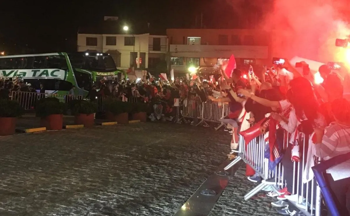Una gran cantidad de hinchas se convocaron en la puerta del hotel Sheraton para recibir al Más Grande