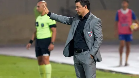 Gallardo dando indicaciones durante el partido ante Talleres.