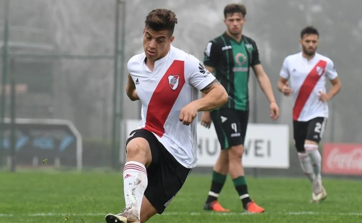 Elías López alterna como lateral derecho en la Reserva con Franco Camargo. (FOTO: Diego Haliasz - Prensa River)