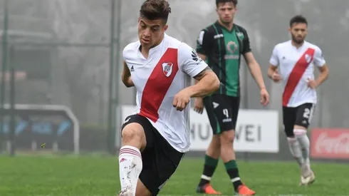 Elías López alterna como lateral derecho en la Reserva con Franco Camargo. (FOTO: Diego Haliasz - Prensa River)