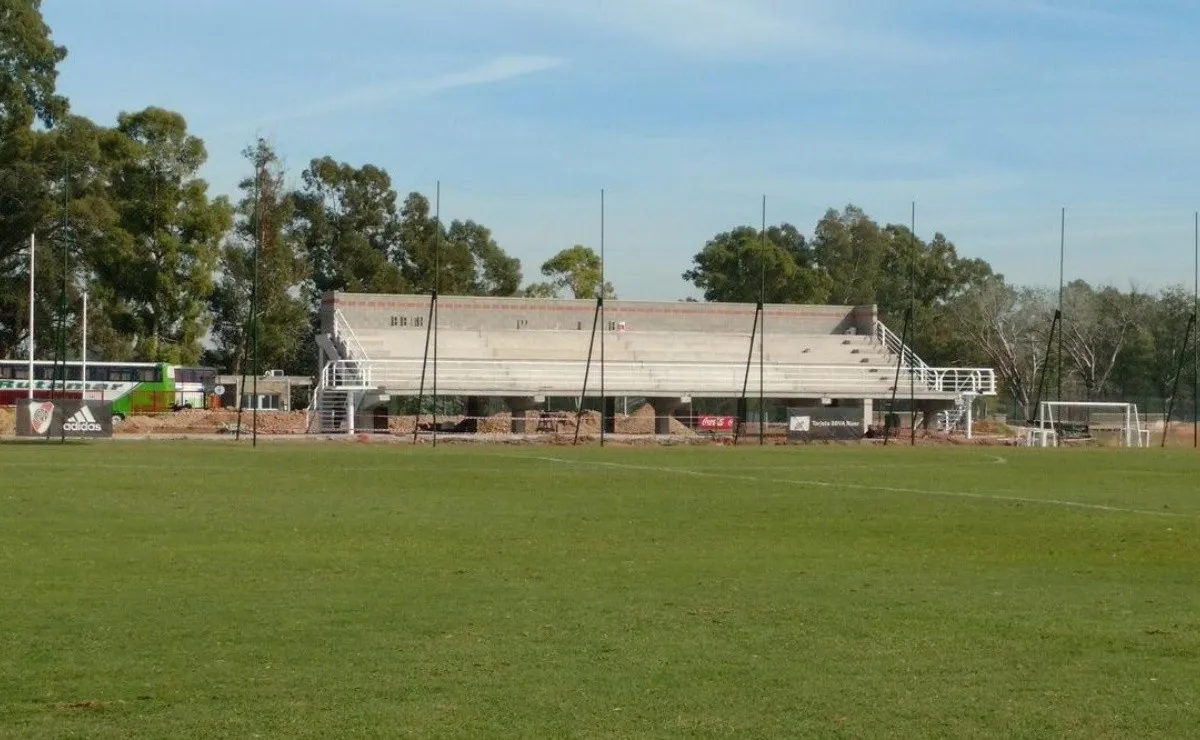 Una de las tribunas en construcción del River Camp.