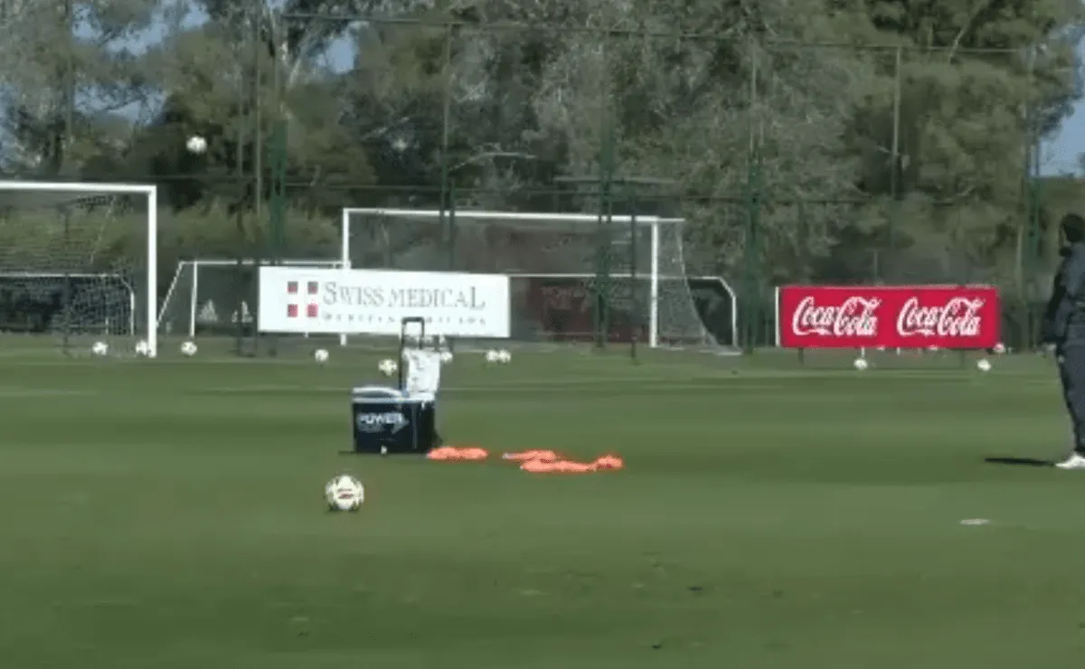 El técnico del Más Grande se lució en Ezeiza con diferentes remates y efectos.