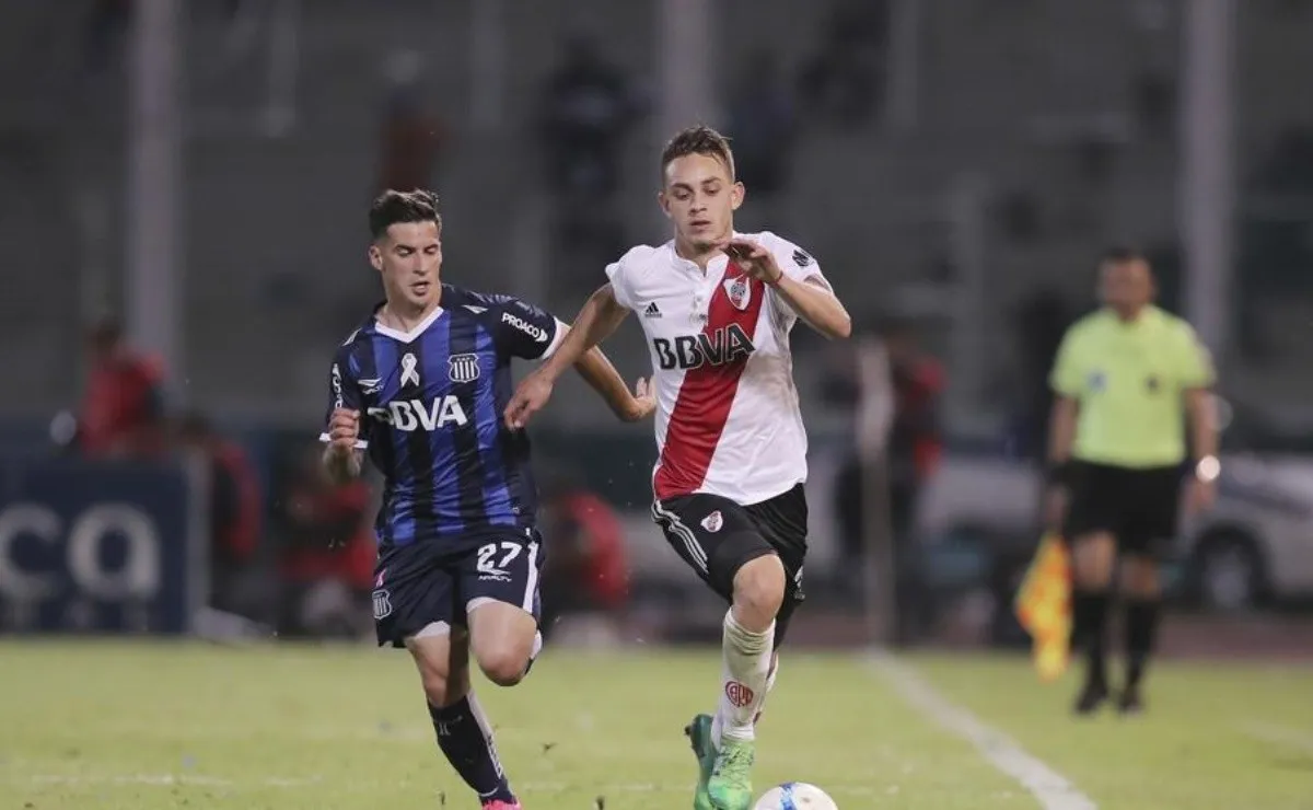 Nahuel Gallardo conduce una pelota ante Talleres, en Córdoba.