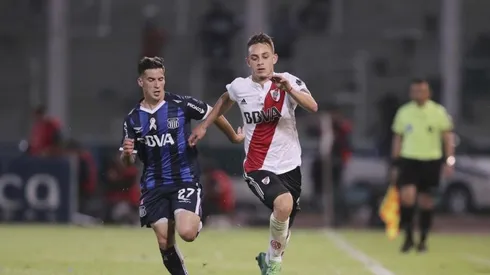 Nahuel Gallardo conduce una pelota ante Talleres, en Córdoba.