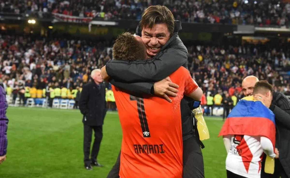 Armani abraza a Gallardo tras la conquista de la Libertadores ante Boca.