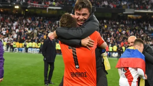 Armani abraza a Gallardo tras la conquista de la Libertadores ante Boca.