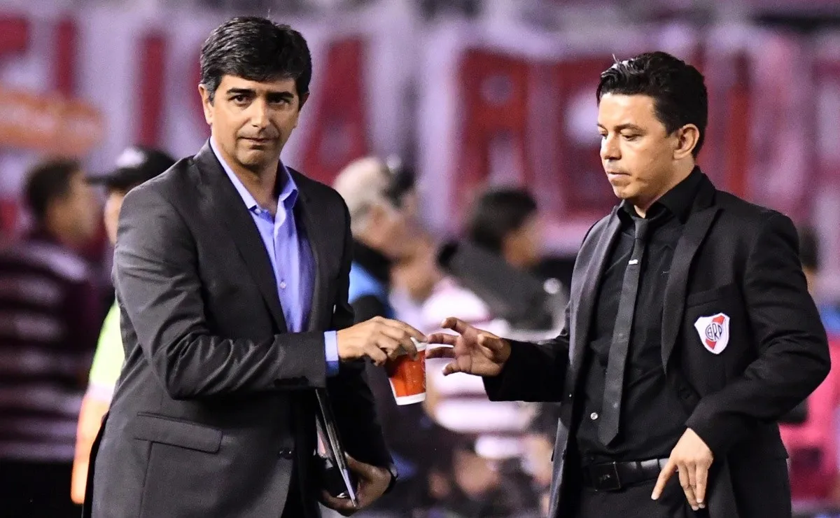 El técnico de River y su ayudante de campo observaron las acciones de los juveniles.