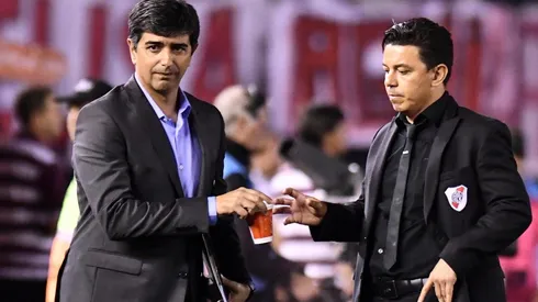 El técnico de River y su ayudante de campo observaron las acciones de los juveniles.