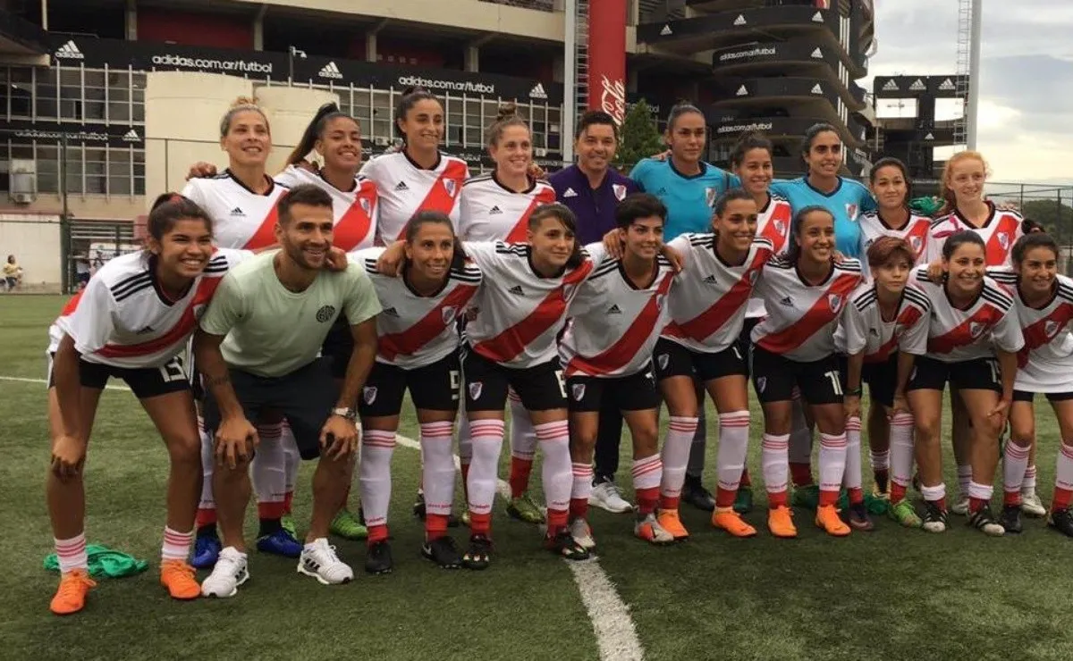Gallardo y Ponzio acompañaron a las chicas en la salida a la cancha, en el partido que disputaron frente a UBA