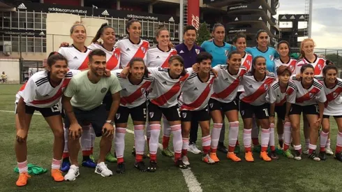 Gallardo y Ponzio acompañaron a las chicas en la salida a la cancha, en el partido que disputaron frente a UBA