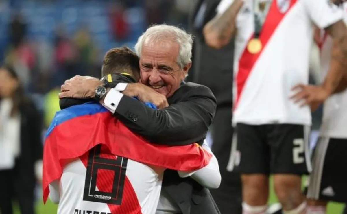 D'Onofrio abraza a Quintero tras la conquista de la Libertadores 2018.